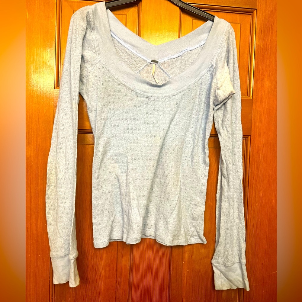 FREE PEOPLE Long Sleeve Tee, Scoop Neck, V-Neck, L, Worn, Light Blue.